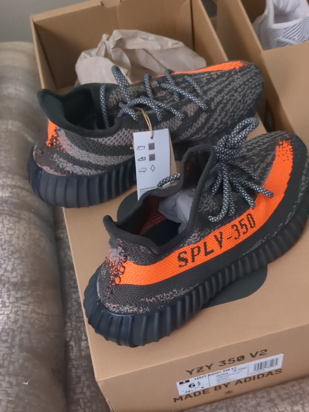 💋NWTB. Yeezy Boost 350 V2 Carbel Stegry Solred Accent.